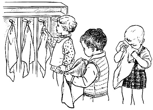 Рис. 34. Дети умеют самостоятельно умываться и вытираться полотенцем.